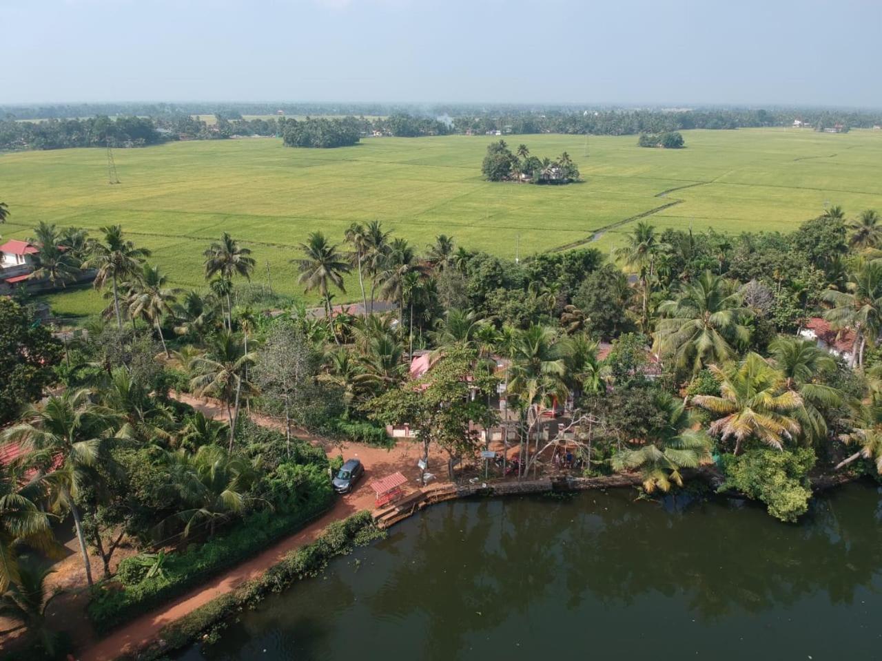 Punerjeni Homes Alappuzha Exterior photo